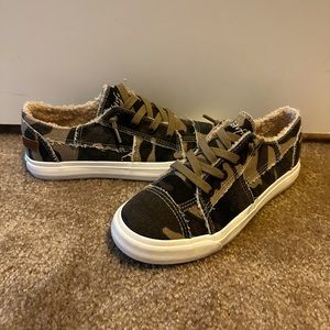 Women’s blowfish camo shoes - size 9. Fleece lines. NWOT